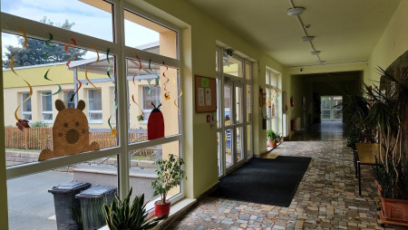 Spojovací chodba hlavní budovy